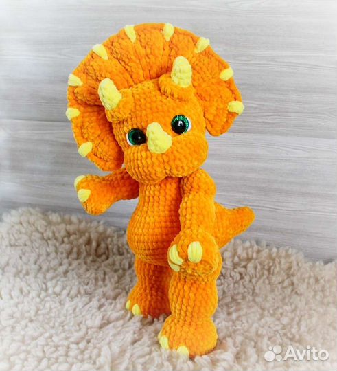 Вязаный трицератопс