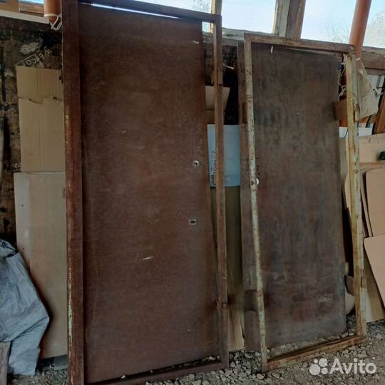 Двери с рамкой металлические