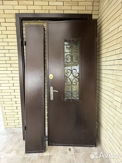 Дверь входная металическая двустворчатая б/у