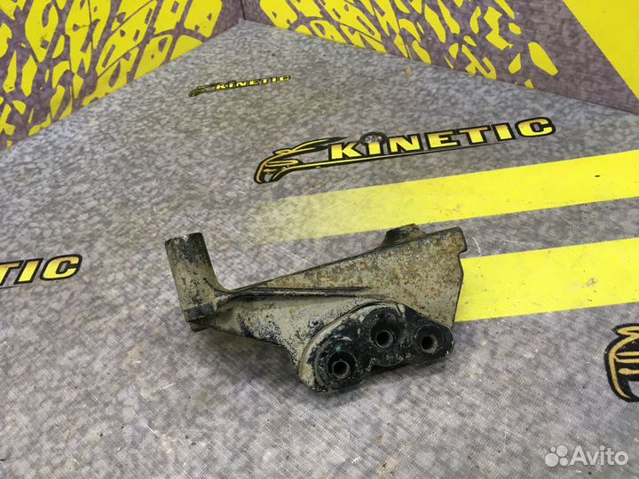 Кронштейн двигателя правый Астра H 1.8 Зафира B