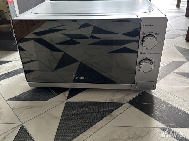 Микроволновая печь соло Midea MM720C4E-S