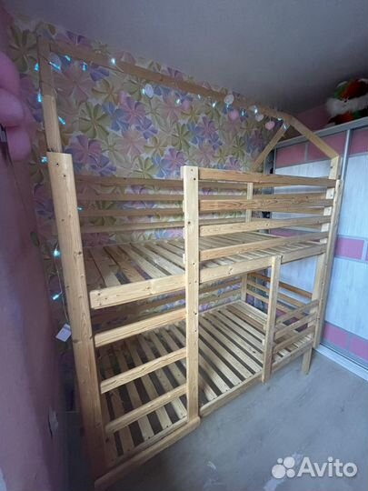 Продается кровать двухярусная домик