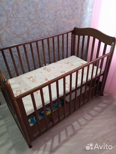 Детская кроватка с маятником