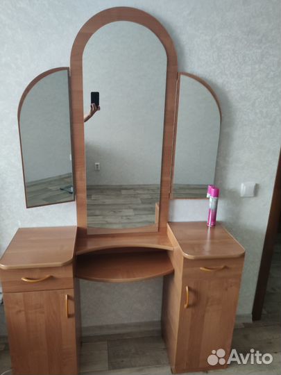 Туалетный столик с зеркалом