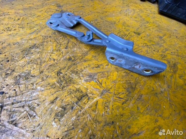 Петля капота левая Volkswagen Caddy 2KB 1.9 2008