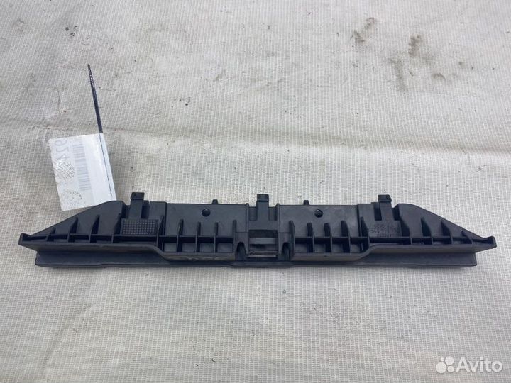 Кронштейн обшивки багажника Volkswagen Touareg 1