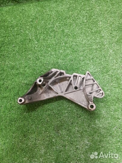 Кронштейн двигателя правый шкода октавия а5