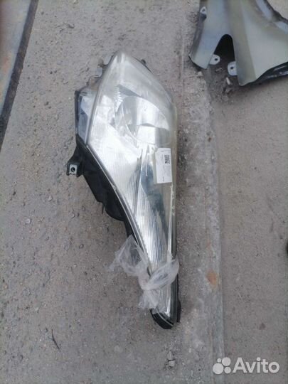 Фары левая правая toyota avensis 2011, до рест