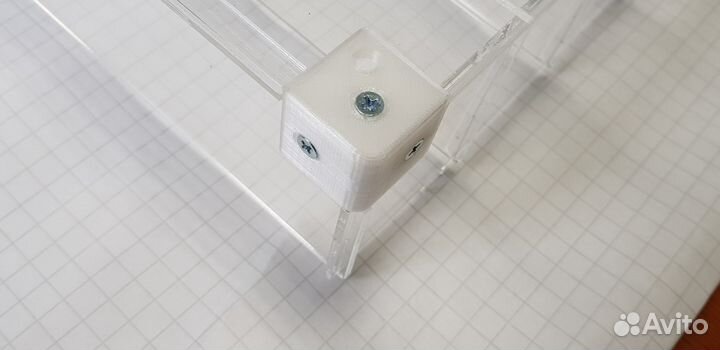 Стеллажи из оргстекла сборные прозрачные с дверкой