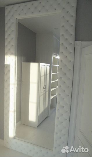 Зеркало в деревянной раме