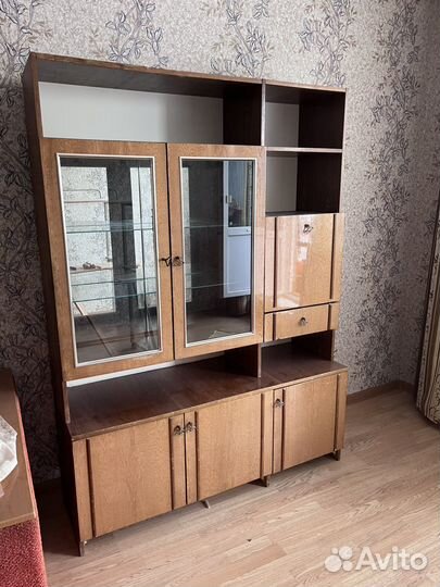 Отдам даром стенку