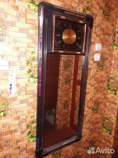 Зеркало с часами