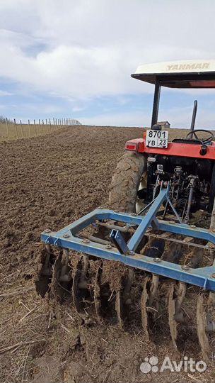 Вспашка земли трактором