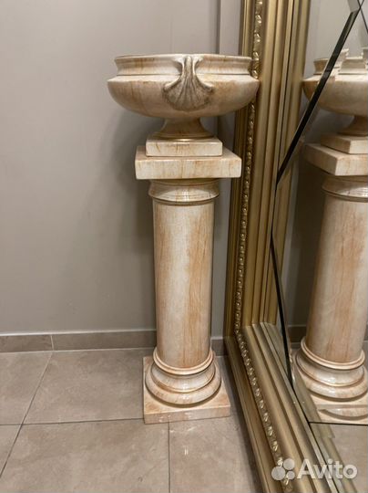 Колонна с вазоном