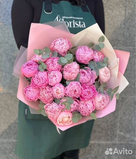 Букеты с ранункулюсами и ромашками. Доставка