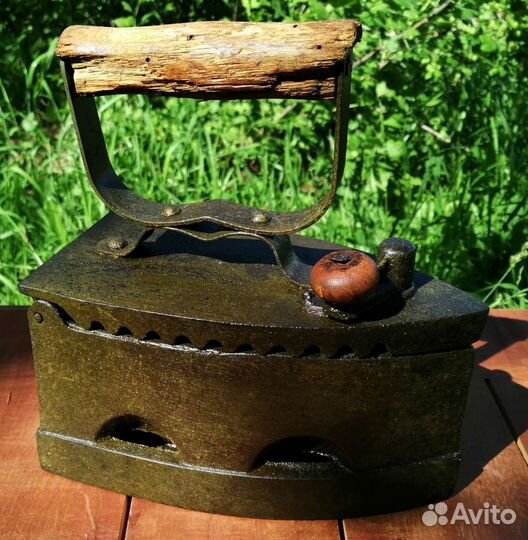 Старинный угольный утюг