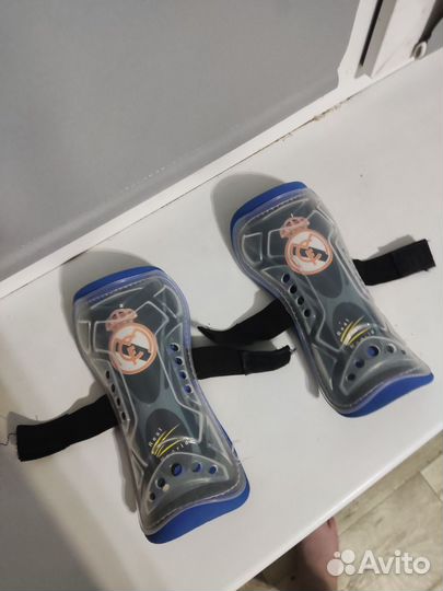 Футбольные щитки Real Madrid