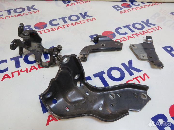 Кронштейн боковой двери Зад Лево toyota voxy ZRR70