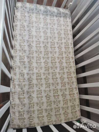 Детская кроватка с продольным маятником