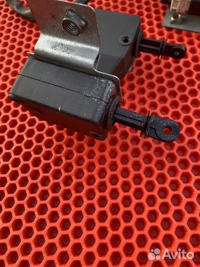 Актуатор замка багажника mitsubishi carisma дорест