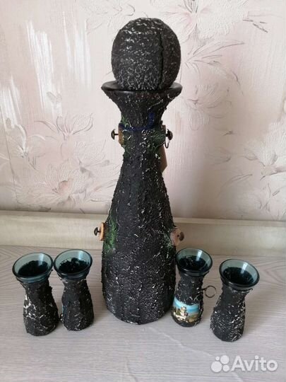 Пустые бутылки и коробки