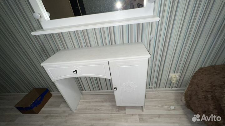 Гримерный стол с зеркалом