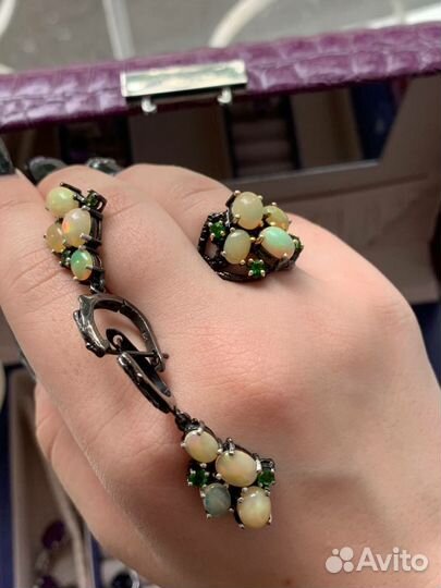 Кольцо и серьги с опалами