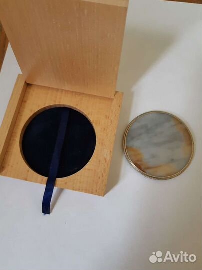 Медаль из натурального камня