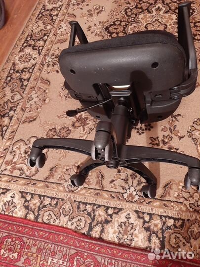 Компьютерное кресло на колесиках