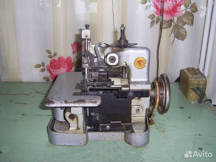 Оверлок промышленный 51 кл. со столом, СССР