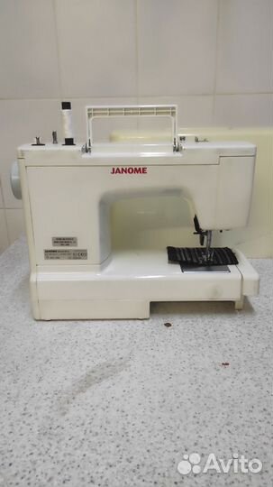 Швейная машина Janome