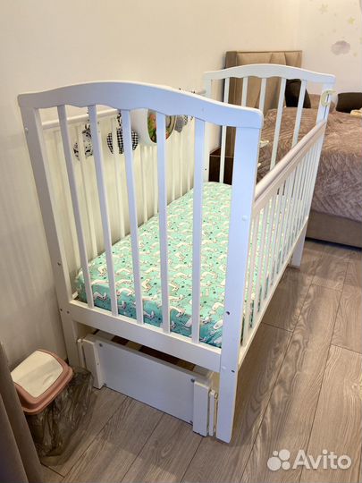 Детская кроватка с продольным маятником