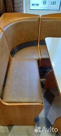 Кухонный уголок со столом