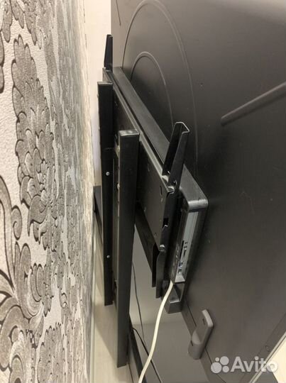 Тумба под телевизор с кронштейном