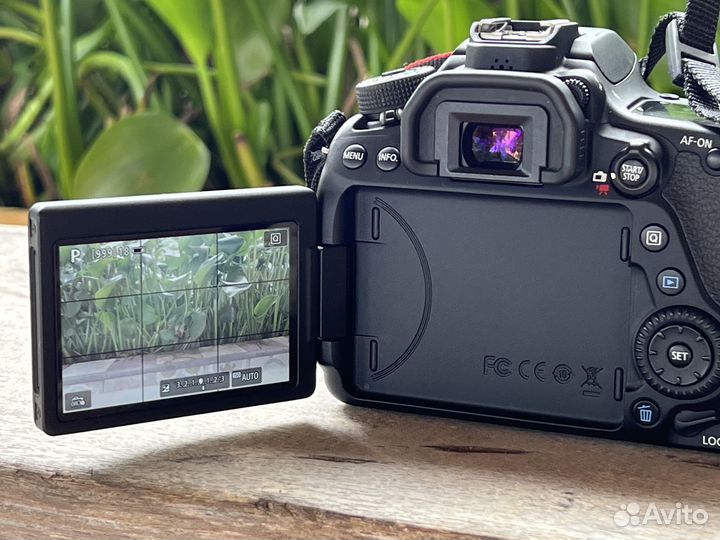 Зеркальная фотокамера Canon