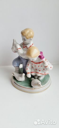 Статуэтка дети кормят голубей, отличная период ССС