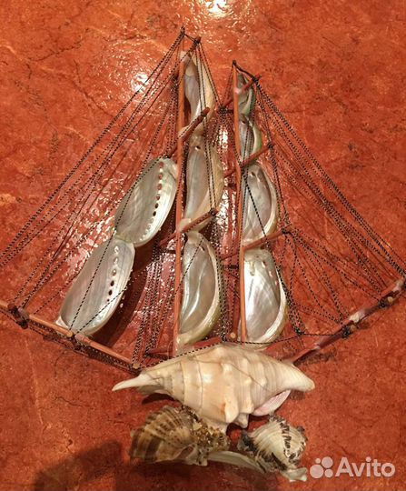 Фигурки парусника и белочки