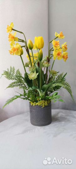 Композиция из искусственных цветы для декора