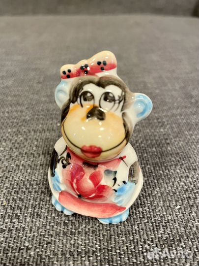 Обезьянка фарфоровая гжель в цвете