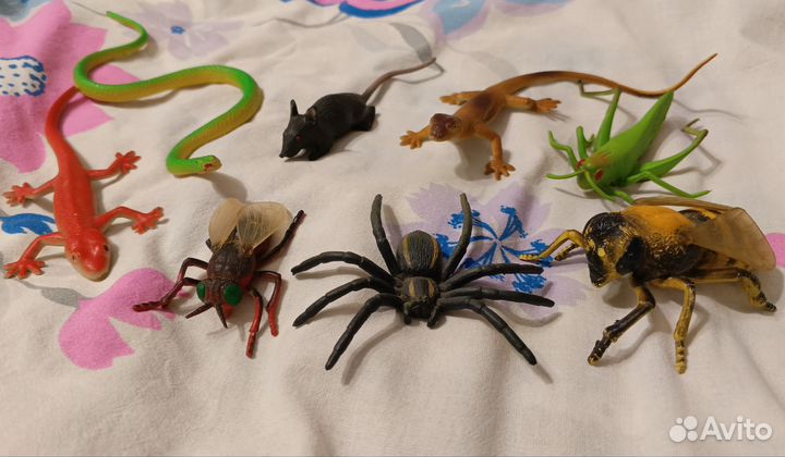 Советские игрушки, фигурки насекомых и герои 90-х