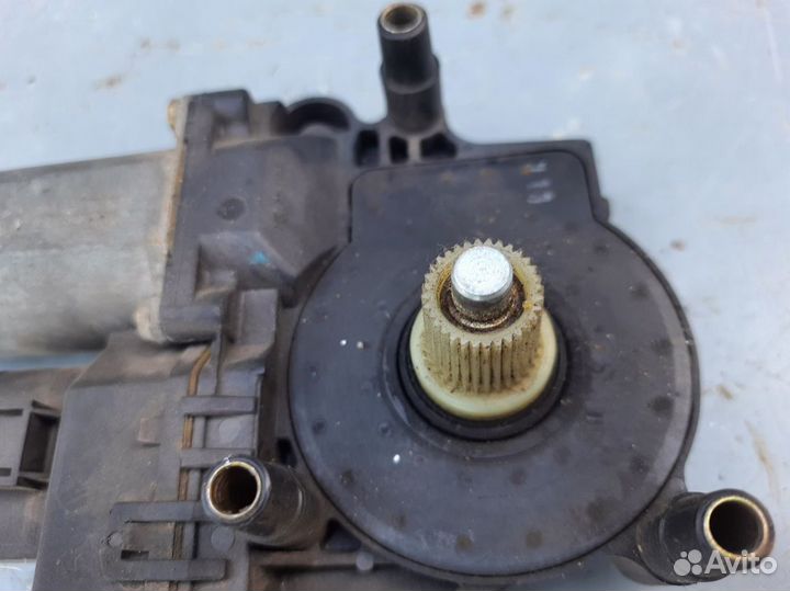 Моторчик стеклоподъемника задний левый Ауди А6 С5