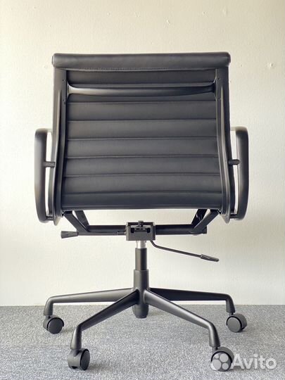 Кресло Eames Ribbed Office Chair EA 117