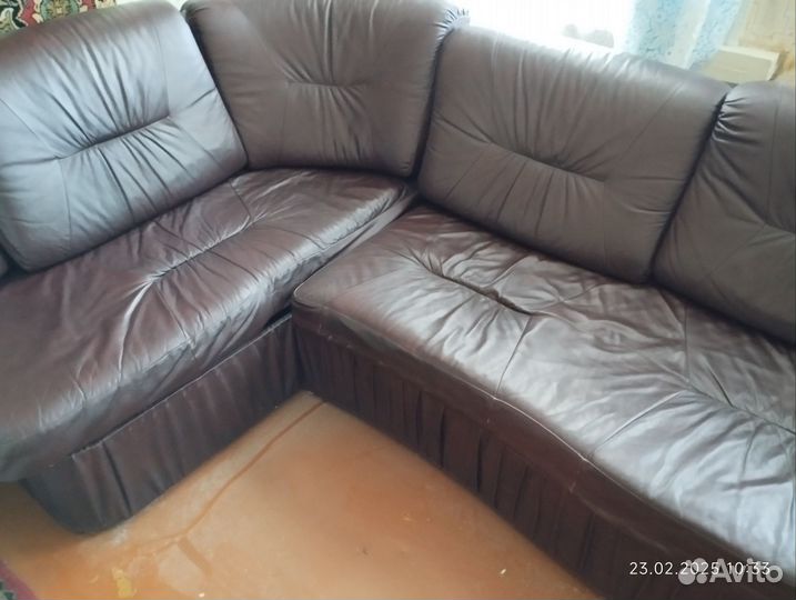 Угловой кожаный диван