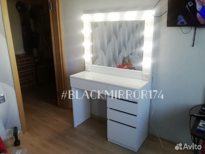 Туалетный столик с гримерным зеркалом новые