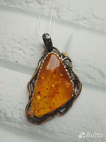 Серебряная подвеска с натуральным янтарем