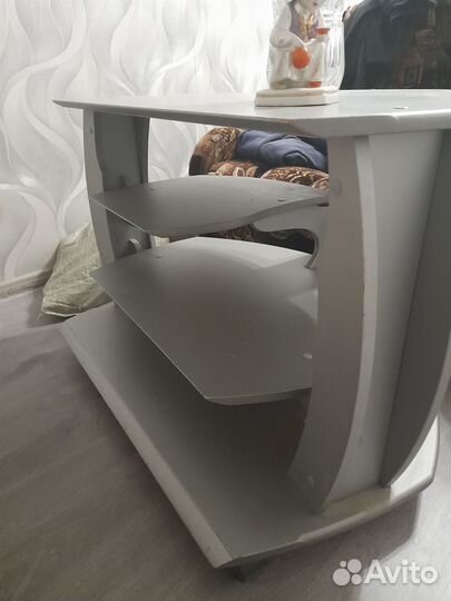 Тумба под телевизор бу полукруглая,с полкамии