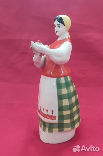 Статуэтка фарфоровая. Девушка с куманцом. СССР