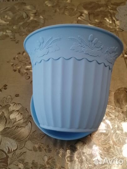 Пластмассовые и керамический горшки для цветов