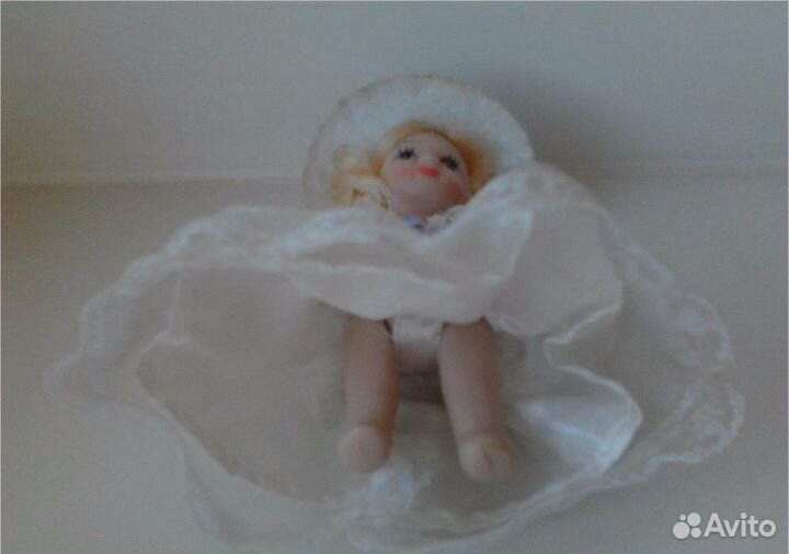 Кукла маленькая фарфоровая коллекционная