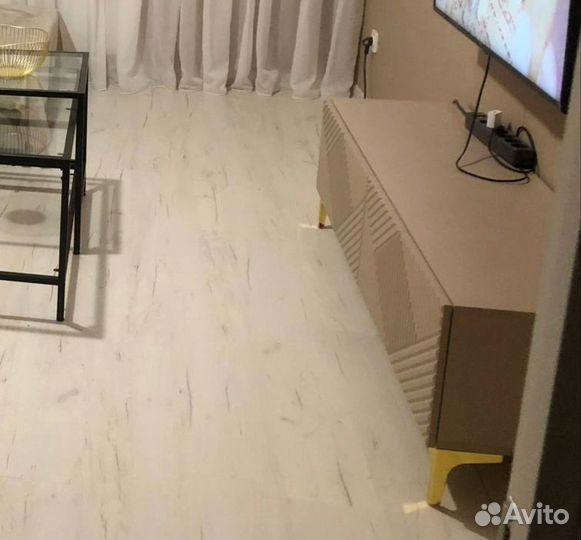 Тумба TV (на опорах или подвесная)